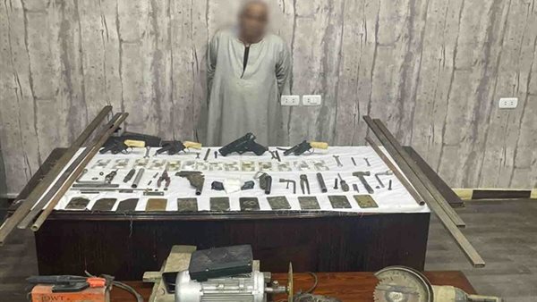 المتهم وبحوزته المضبوطات