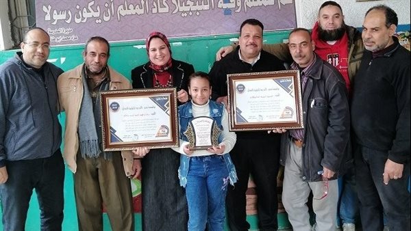 المعلمة أثناء تكريمها