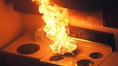 حروق بالوجه والجسد.. عامل يسكب زيت طعام على وجه زميله بالعجوزة