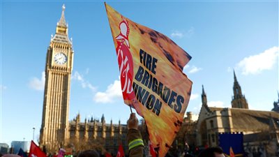 رجال الإطفاء في بريطانيا يقبلون اتفاقًا معدلًا بشأن الأجور لتجنب الإضرابات