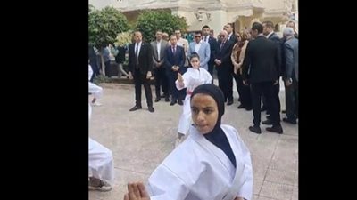 طالبات يمارسن لعبة الكارتية أمام وزيرا التعليم والشباب خلال اليوم الرياضي بمدرسة مصر الجديدة