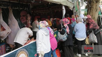 اللحمة بـ180 جنيهًا والبيض بـ96.. إقبال كبير على معرض أهالينا في حديقة الأورمان | بث مباشر