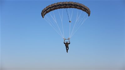 سقوط شخص من براشوت داخل فندق مينا هوس بالهرم