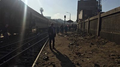 رفع عربات قطار منوف من على القضبان وتسيير حركة القطارات |صور