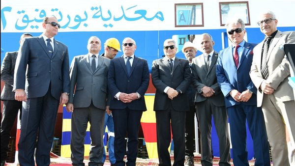 رفع العلم على قاطرتين