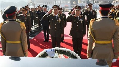 الرئيس السيسي ينيب وزير الدفاع لوضع إكليل من الزهور على النصب التذكاري لشهداء القوات المسلحة