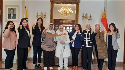 في يوم المرأة العالمي.. السفارة الكورية تكرم آمال متولي أكبر سيدة حاصلة على الماجستير