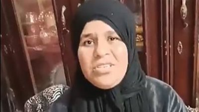 أم أميرة تحمل زوجها المصاب بشلل أطفال إلى المسجد: كنت بدعي ربنا أتجوزه وأدخل بيه الجنة | بث مباشر 