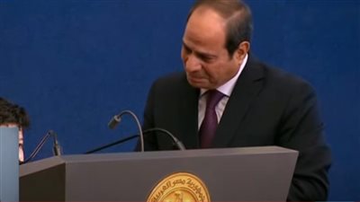 الرئيس السيسي يتأثر بكلمة نجل الشهيد محمد الأكشر: ماما توفيت في الحج بعد استشهاد بابا | بث مباشر 