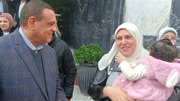 منال حسين وطفلتها