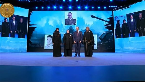 السيسي مع أمهات الشهداء