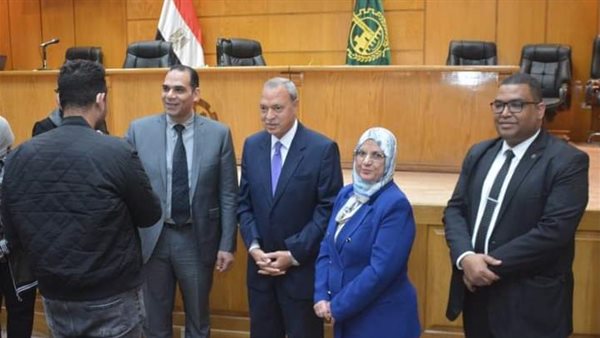 تسليم عقود عمل لذوي