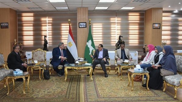 محافظ الشرقية يلتقي