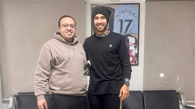 طبيب منتخب مصر يطمئن على حالة تريزيجيه بعد وصوله إلى القاهرة 