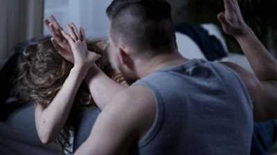 ضربني برجله في عيني.. زوجة تقيم دعوى طلاق ضد زوجها للضرر