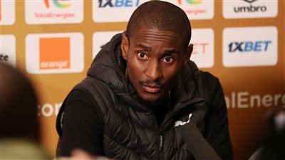 صن داونز يُعلن رحيل رولاني موكوينا عن تدريب الفريق.. ومنكوبا منجكيثي بديلًا