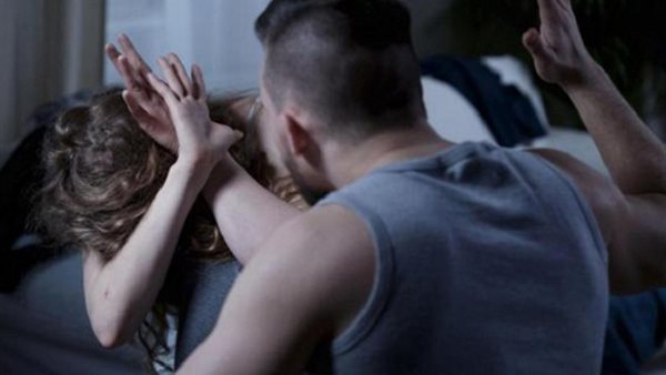 زوج يعتدي على زوجته-