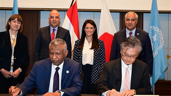 جانب من التوقيع 