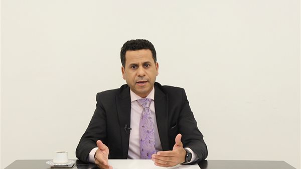 الكاتب الصحفي محمود