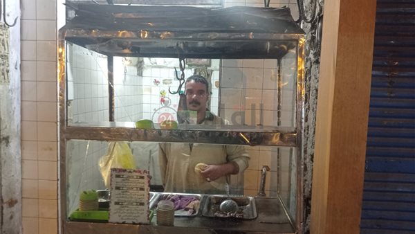 شاب يتحدى إعاقته