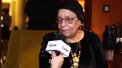 والدة حسن شاكوش في حفل زفافه: فرحانه بيه.. وبيبوس رجلي عشان بيحبني أوي