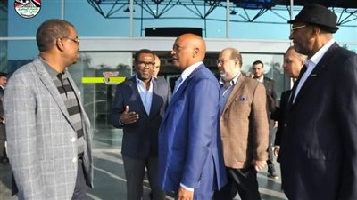 موتسيبي رئيس كاف يصل القاهرة لحضور نهائي كأس الأمم الإفريقية للشباب