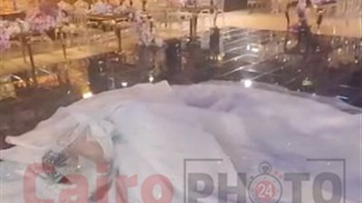 أزهري عن سجود زوجة حسن شاكوش بفستان الزفاف: فعل فطري.. والخروج بالزي العاري حرام