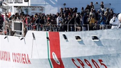 خفر السواحل الإيطالي ينفذ عملية إنقاذ كبيرة لمهاجرين غير شرعيين 