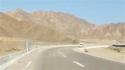 صدفة لا تتكرر.. مواطن يقوم بتصوير طريق دهب شرم الشيخ لتحذير المواطنين من الحصى وتلتقط عدسات تليفونه حادث سير