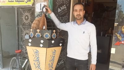  رمضان في مصر حاجة تانية.. محمود صمم أطول فانوس من الخشب بالفيوم