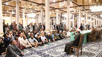 انعقاد مجلس الحديث الثامن بمسجد الإمام الحسين بحضور المشاركين في دورة اتحاد الإذاعات الإسلامية