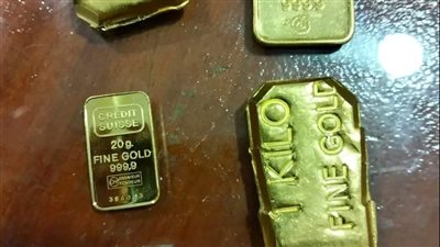 ضبط راكب في مطار برج العرب حاول تهريب 6 قطع معدنية وسبائك ذهبية داخل ماكينة حلاقة