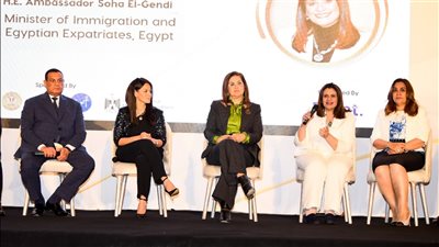 قمة المرأة المصرية تكرم وزيرة الهجرة وتمنحها جائزة الخمسين سيدة الأكثر تأثيرًا | صور 