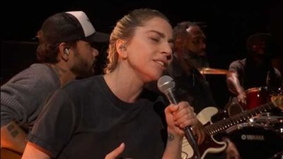 دون مكياج وبملامح حزينة.. ليدي جاجا تفاجئ الجمهور في حفل توزيع الأوسكار