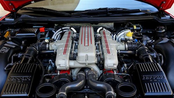 محرك السيارة