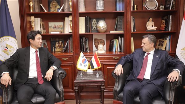 وزير السياحة يلتقي