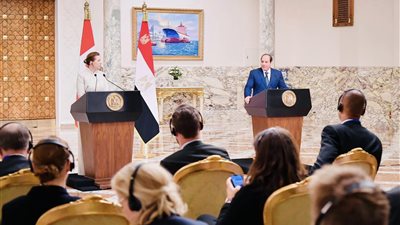 السيسي يبحث مع رئيسة وزراء الدنمارك تعزيز علاقات الصداقة بين البلدين 