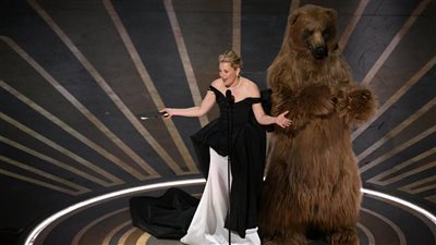 حمار ودب على المسرح.. أغرب لقطات حفل توزيع جوائز الأوسكار 2023 | فيديو