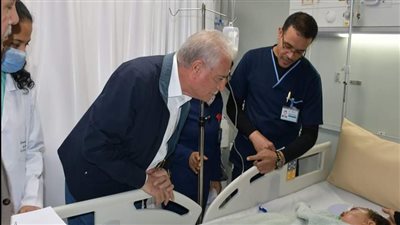  راجعين من المدرسة.. محافظ جنوب سيناء يزور أطفالا أصيبوا في حادث سير بطابا