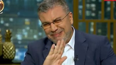 عمرو الليثي ينهار من البكاء بعد عرض صورة لوالدته على الهواء | صور وفيديو
