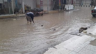 سحب مياه الأمطار من شوارع العريش بعد ليلة ممطرة| صور