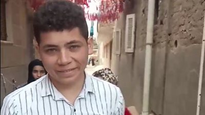 كلنا مصريين ومفيش فرق.. شاب قبطي يصنع زينة رمضان ويعلقها بشوارع الفيوم| بث مباشر 