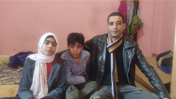 الطفلين وأحد الجيران