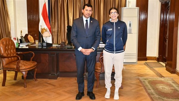 وزير الرياضة مع بطلة