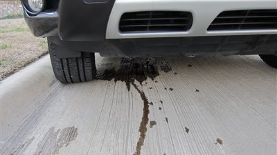 على ماذا تدل ألون الزيوت المسربة من السيارة؟