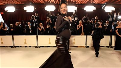 ريهانا تزين بطنها بسلسلة ألماس قيمتها 1.8 مليون دولار بعد حفل توزيع الأوسكار