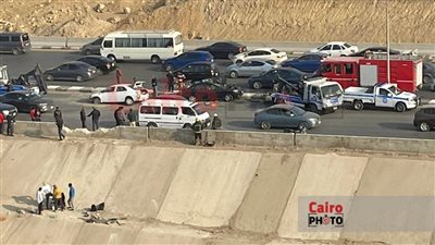 انقلاب مكروباص وتصادم سيارتين على طريق زهراء المعادي | صور فيديو