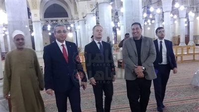 السفير البريطاني يزور مسجد السيد البدوي ويطلب تناول المدلعة 