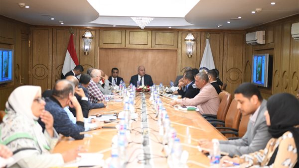 اجتماع محافظ قنا