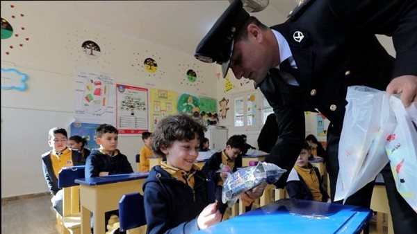 الداخلية توزيع الهدايا